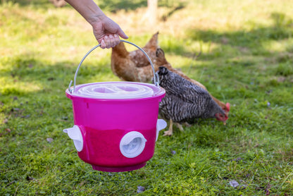Kerbl - Futtereimer 12 Liter für Geflügel rosa transparent, mit 4 Futteröffnungen