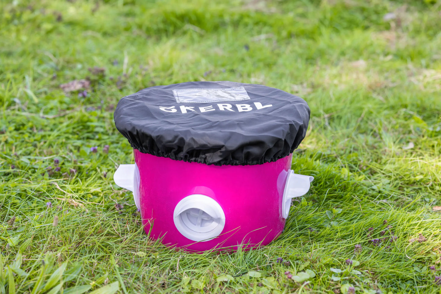 Kerbl - Futtereimer 12 Liter für Geflügel rosa transparent, mit 4 Futteröffnungen